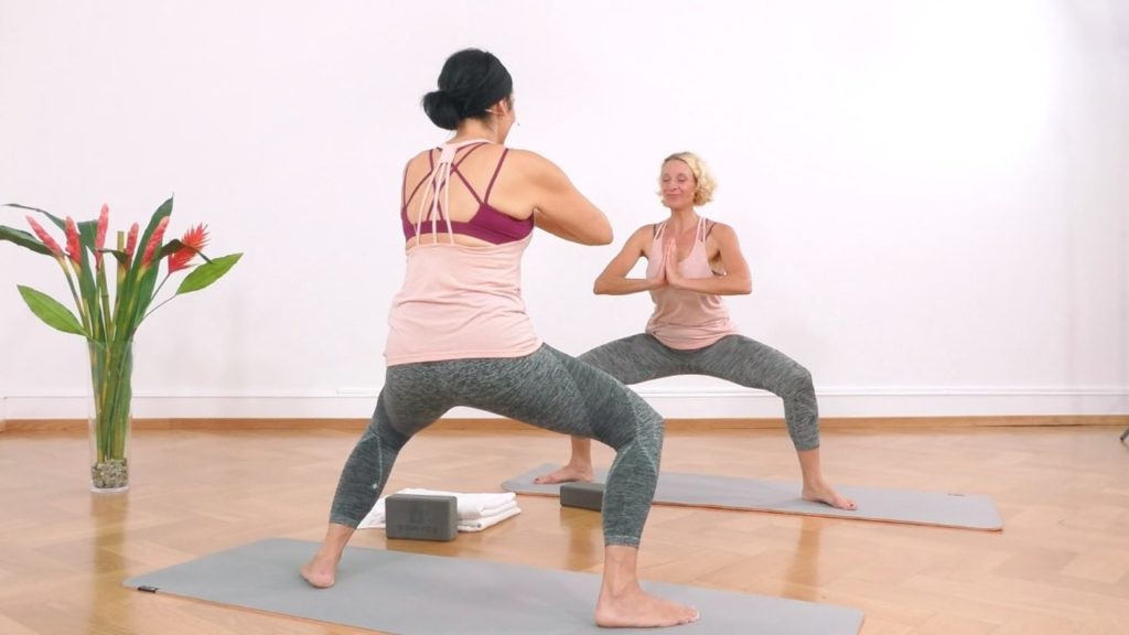 Yoga Übung zum Abnehmen: die Grätschhocke